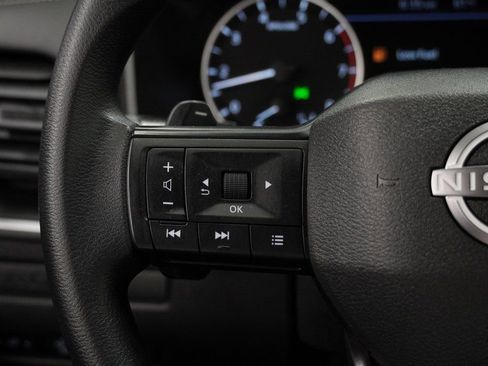 Used 2025 Nissan Rogue S image 32