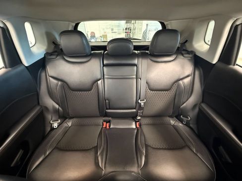 Used 2018 Jeep Compass Latitude FWD image 29
