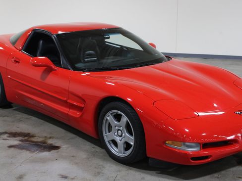 Used 1998 Chevrolet Corvette Coupe w/ Roof Pkg RWD image 40
