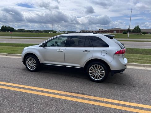 Used 2013 Lincoln MKX FWD image 4