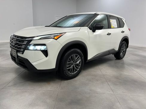 Used 2024 Nissan Rogue S FWD image 3