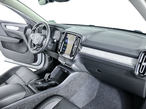 Certified 2025 Volvo XC40 B5 Core image 25