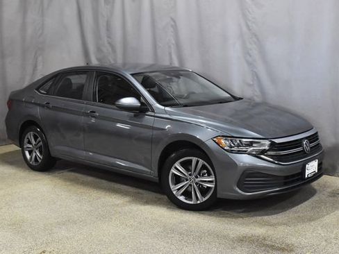 Used 2024 Volkswagen Jetta SE image 4