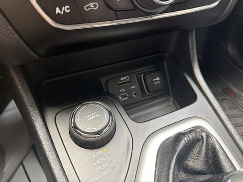 Used 2018 Jeep Cherokee Overland image 34