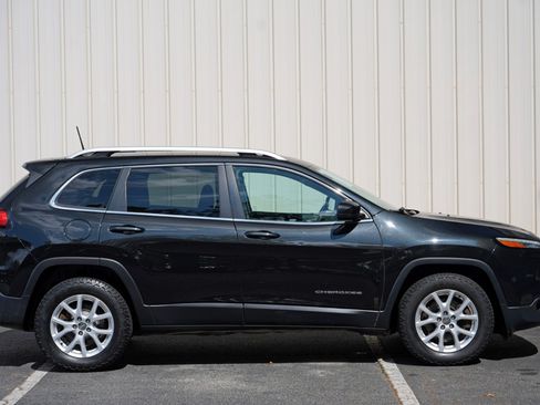 Used 2016 Jeep Cherokee Latitude w/ Cold Weather Group AWD/4WD image 52