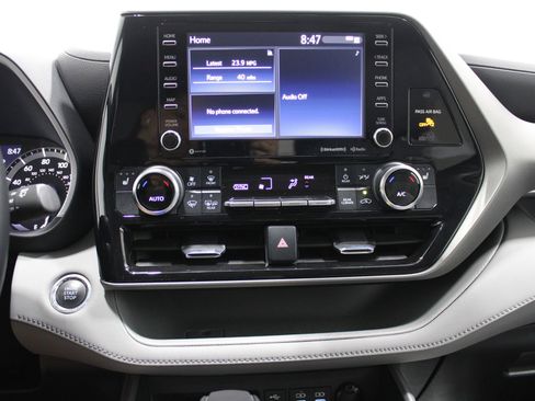 Used 2022 Toyota Highlander XLE AWD/4WD image 34