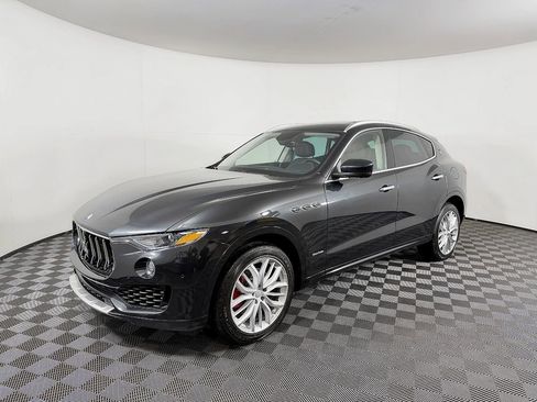 Used 2018 Maserati Levante GranLusso image 2