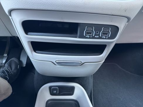 Used 2024 Chrysler Pacifica Touring-L image 22