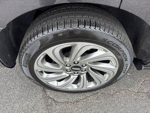 Certified 2024 Lincoln Navigator Premiere AWD/4WD image 10