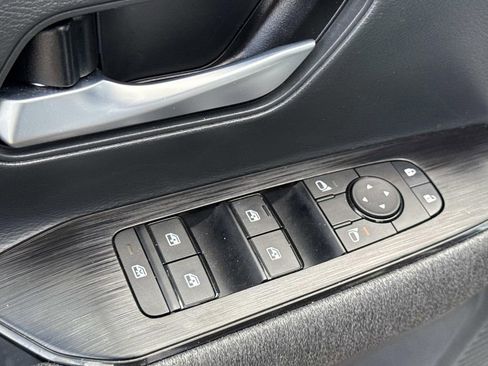 Used 2025 Nissan Kicks SV image 17