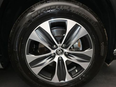 Used 2025 Toyota Highlander XLE image 18
