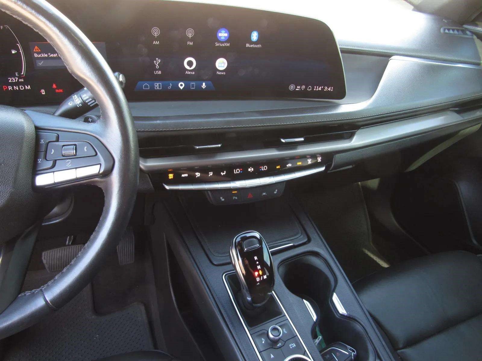 Used 2024 Cadillac XT4 Luxury w/ Cold Weather Package FWD image 16