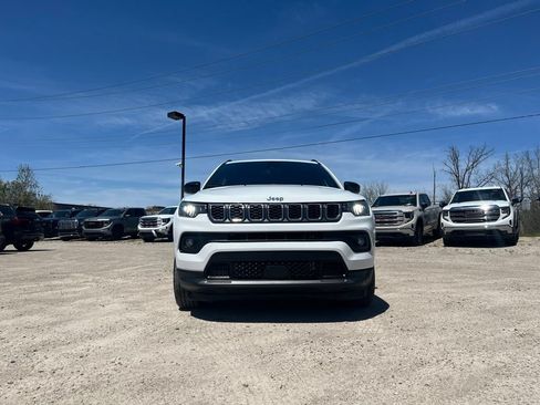 Used 2024 Jeep Compass Latitude AWD/4WD image 4