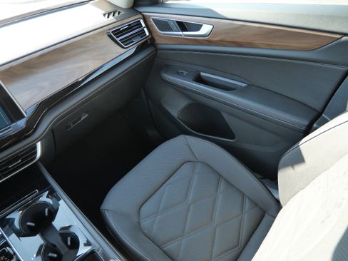 Used 2024 Volkswagen Atlas SE AWD/4WD image 11