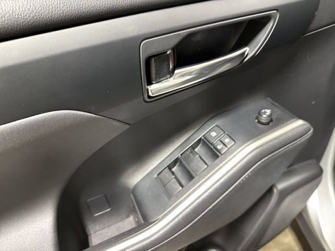Used 2020 Toyota Highlander XLE AWD/4WD image 21