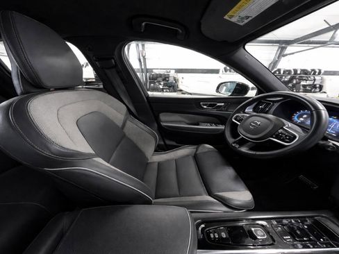 Used 2022 Volvo XC60 B5 R-Design AWD/4WD image 10