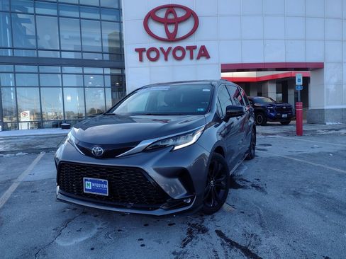Used 2022 Toyota Sienna XSE image 1