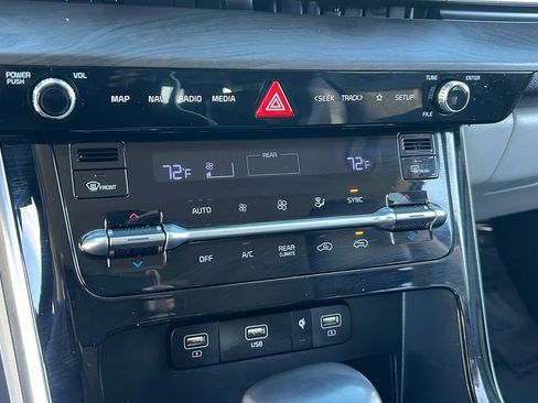 Used 2024 Kia Carnival EX image 24