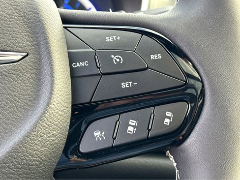 Certified 2023 Chrysler Pacifica Limited w/ S Appearance Package image 18