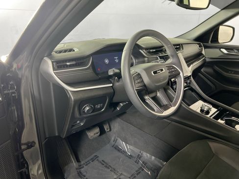 Used 2023 Jeep Grand Cherokee Altitude AWD/4WD image 9