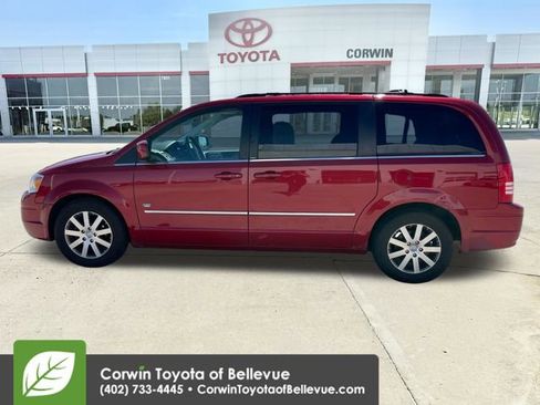 Used 2009 Chrysler Town & Country Touring image 2