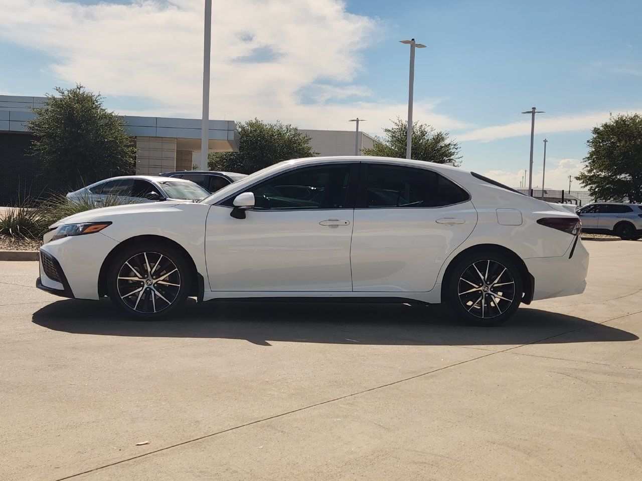 Used 2023 Toyota Camry SE w/ Convenience Package FWD image 4
