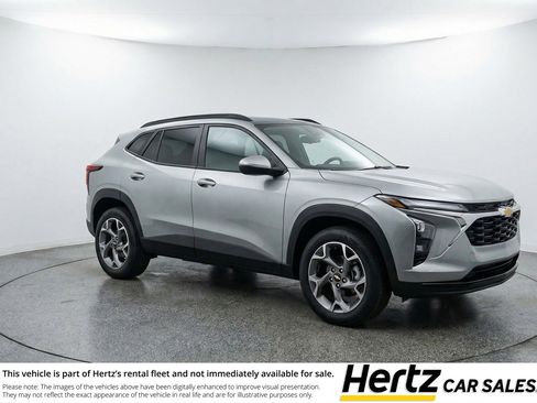 Used 2025 Chevrolet Trax LT image 1