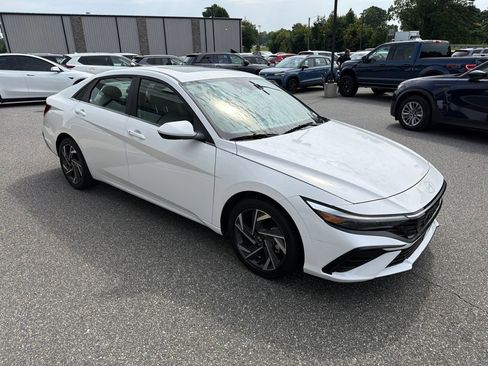 Used 2025 Hyundai Elantra SEL FWD image 11