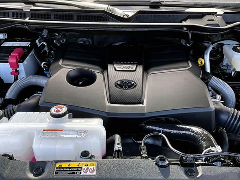Used 2025 Toyota Tundra Limited AWD/4WD image 32