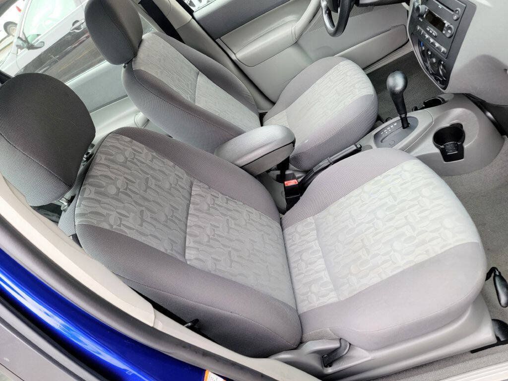 Used 2005 Ford Focus ZX4 Sedan FWD image 18