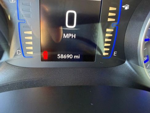 Used 2023 Chrysler Voyager LX image 28