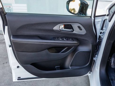 New 2027 Chrysler Pacifica Select FWD image 25