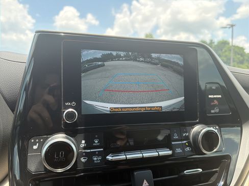 Used 2023 Toyota Highlander XLE AWD/4WD image 7