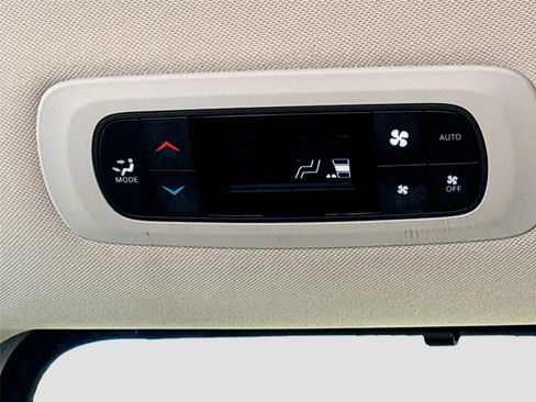 Used 2023 Chrysler Pacifica Touring-L FWD image 25
