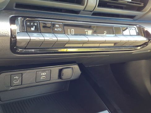 Used 2023 Toyota Prius XLE FWD image 14