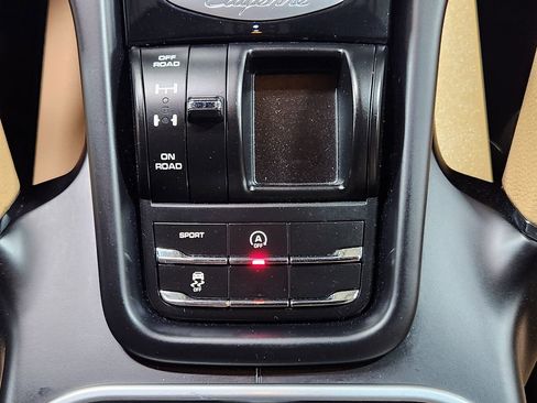 Used 2018 Porsche Cayenne image 40