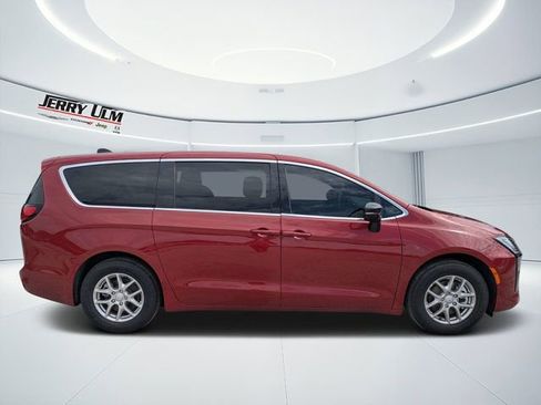 New 2027 Chrysler Pacifica Select FWD image 2