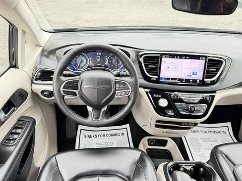 Used 2023 Chrysler Pacifica Touring-L FWD image 30