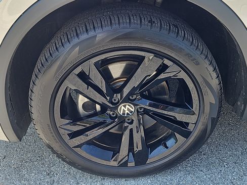 Certified 2024 Volkswagen Tiguan SE R-Line AWD/4WD image 5