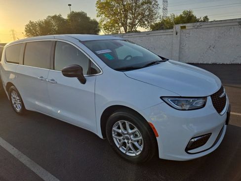 Used 2025 Chrysler Pacifica Select FWD image 4