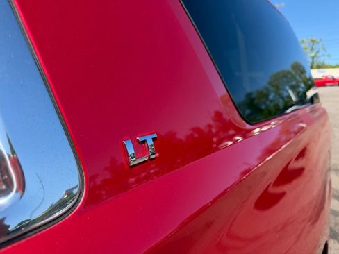 Used 2015 Chevrolet Suburban LT w/ Luxury Package AWD/4WD image 12