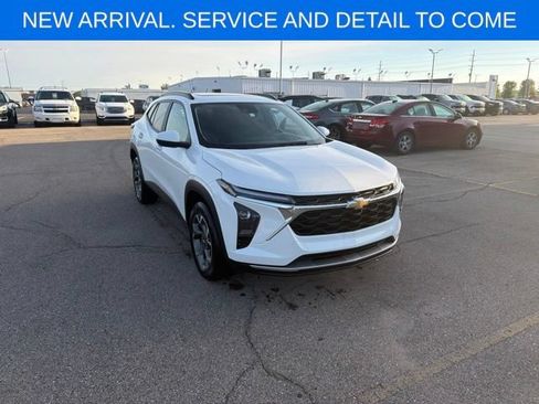 Used 2024 Chevrolet Trax LT w/ Sunroof Package FWD image 5