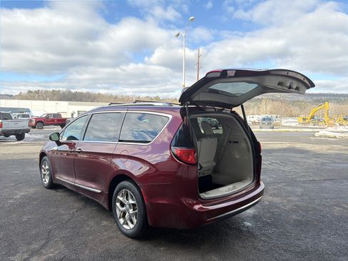 Used 2017 Chrysler Pacifica Limited image 32