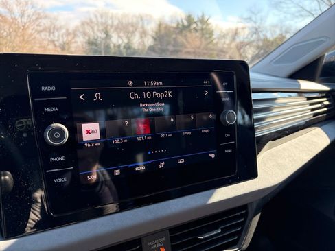 Used 2025 Volkswagen Jetta SE image 21