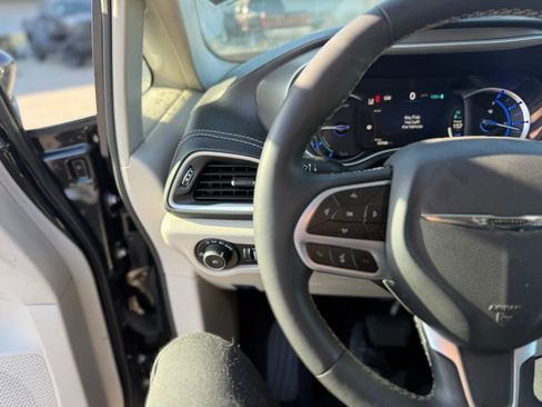 Used 2024 Chrysler Pacifica Select image 7