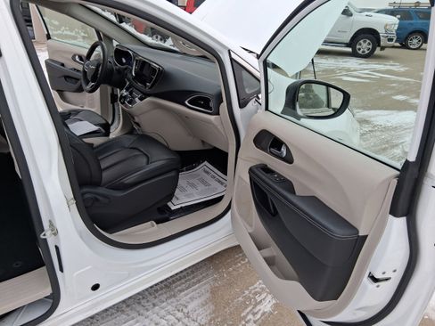 Used 2023 Chrysler Pacifica Touring-L FWD image 19