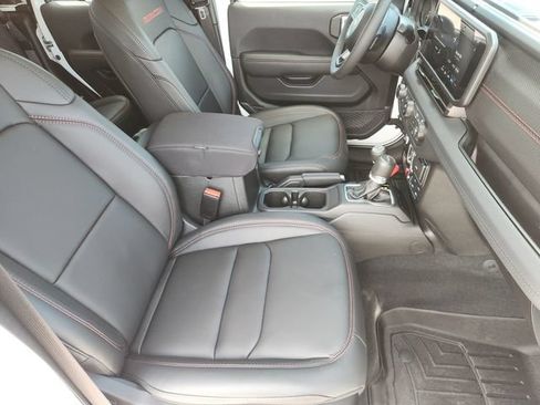 Used 2025 Jeep Gladiator Rubicon w/ Convenience Group AWD/4WD image 13