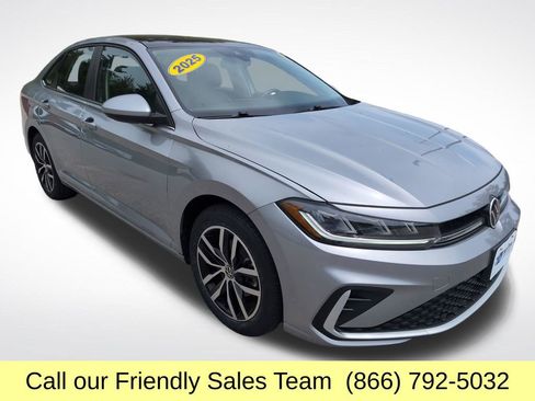 Used 2025 Volkswagen Jetta SE FWD image 9