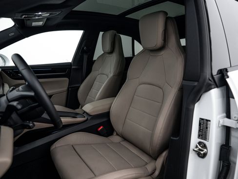 Certified 2025 Porsche Macan 4 Electric image 22