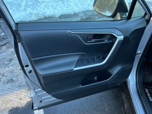 Used 2021 Toyota RAV4 SE image 11